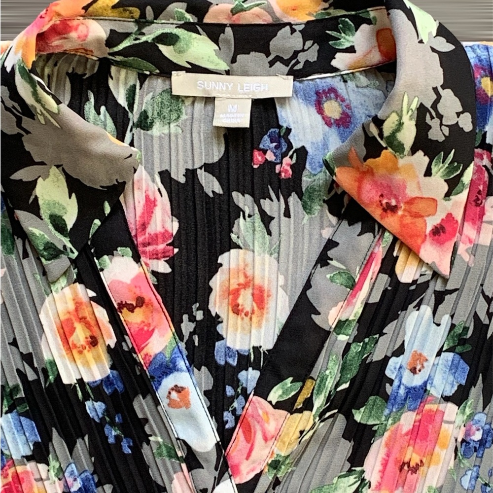 SUNNY LEIGH Women’s Button Down Blouse V-neck Vibrant Floral Accordion Pleats M - Picture 3 of 10